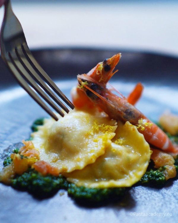 Ravioli met scampi op een bord