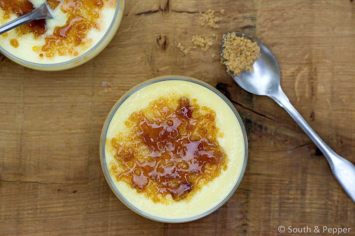 Crema catalana in een glaasje met een krokant suikerlaagje erbovenop