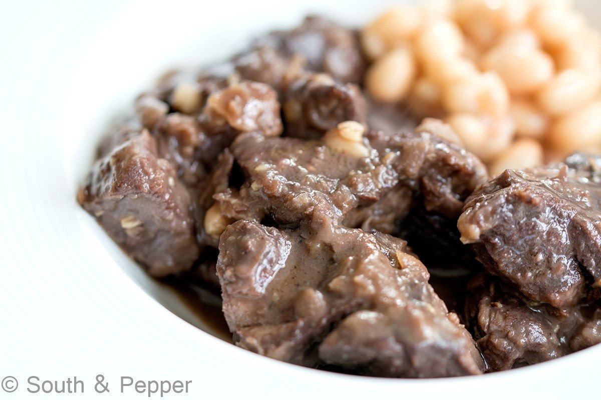 Peposo met witte bonen op een wit bord