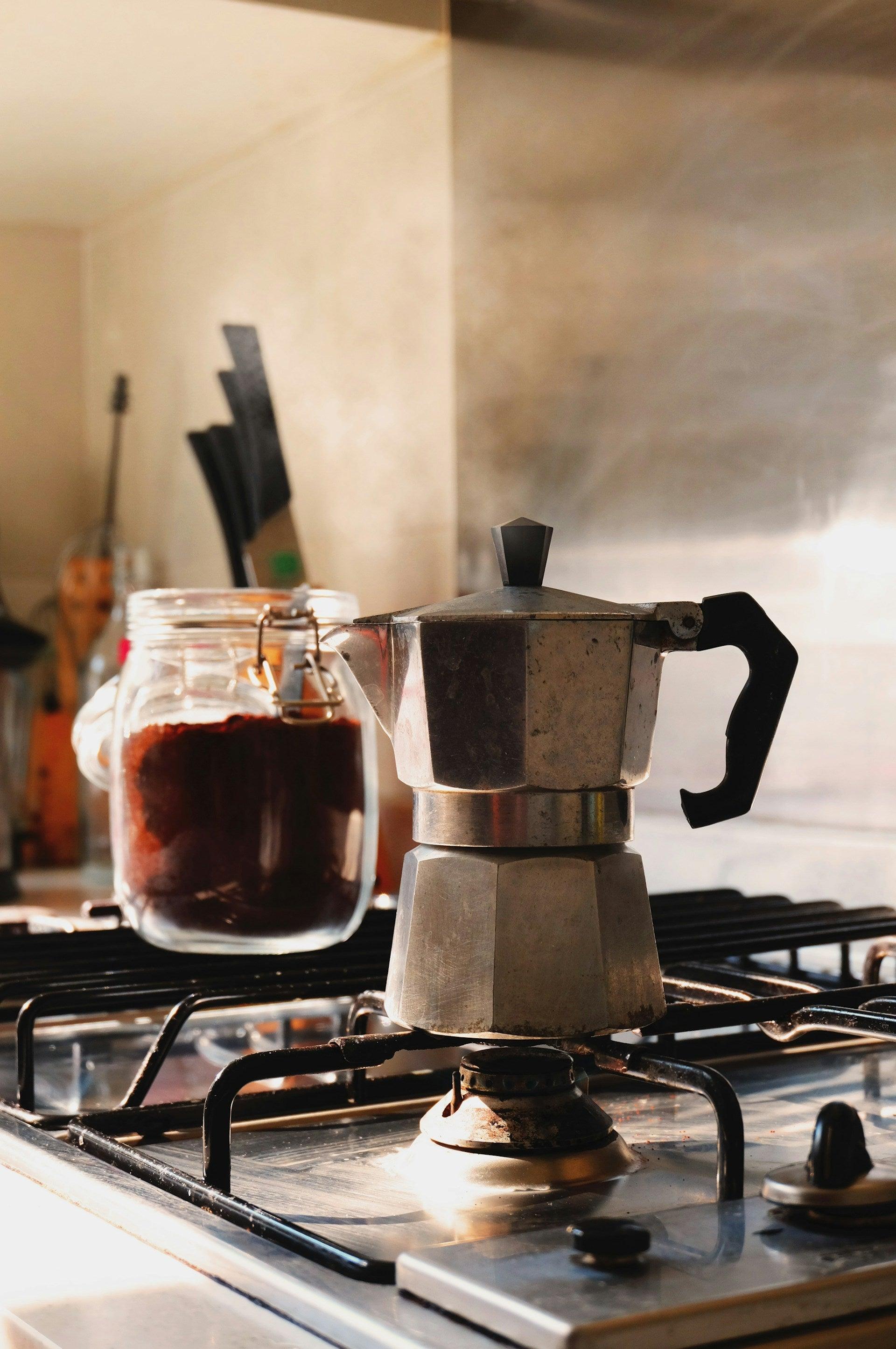 Zo gebruik je een Italiaanse moka pot: de ultieme gids voor koffie liefhebbers - Sarah Puozzo - Beleef la bella vita