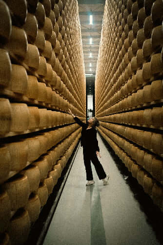Sarah Puozzo die Parmigiano Reggiano proeft
