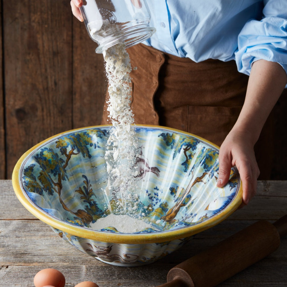 Sarah Puozzo giet bloem in een gedecoreerde kom om pasta te maken.
