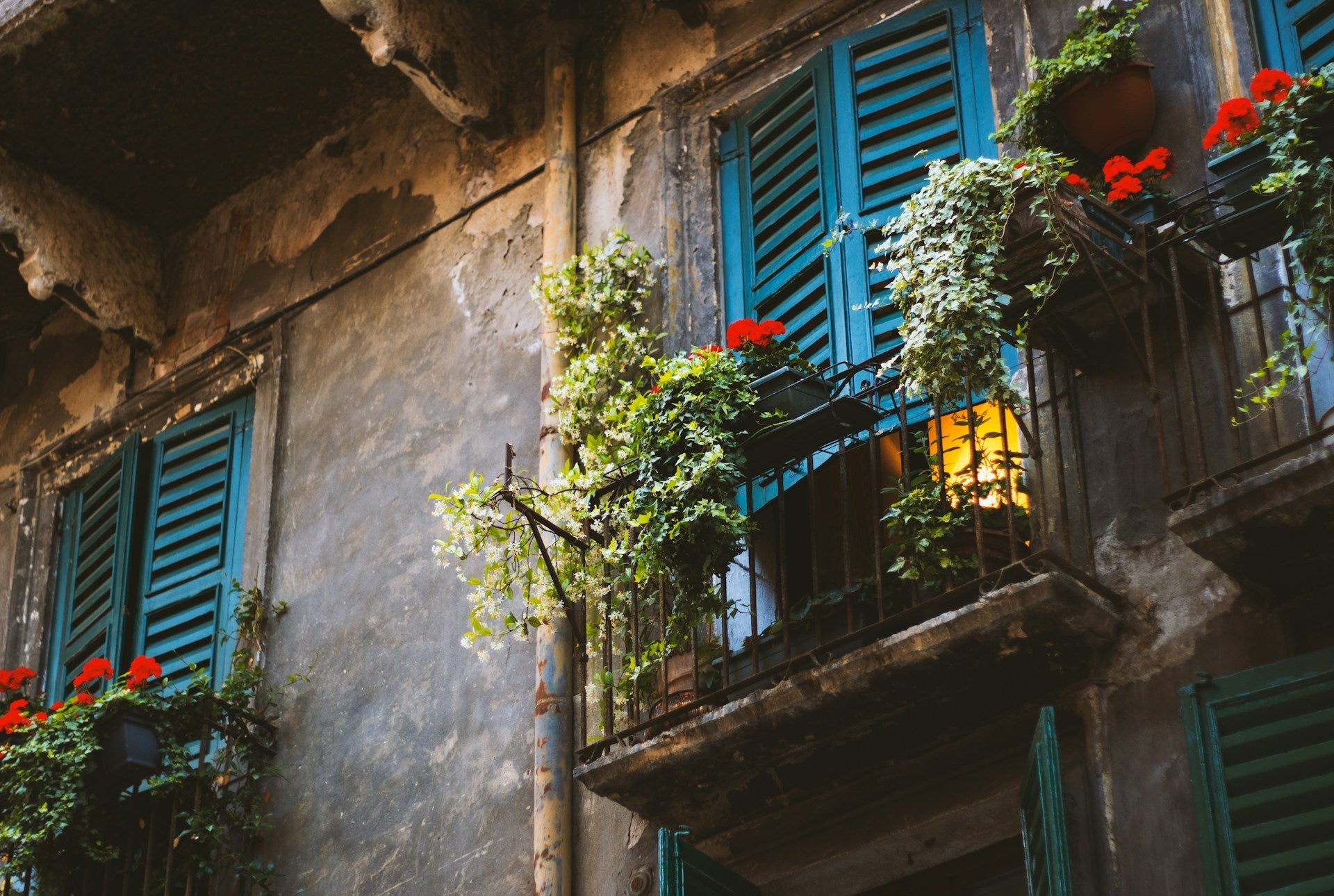 Een sfeerbeeld van een Italiaans balkon met bloemen