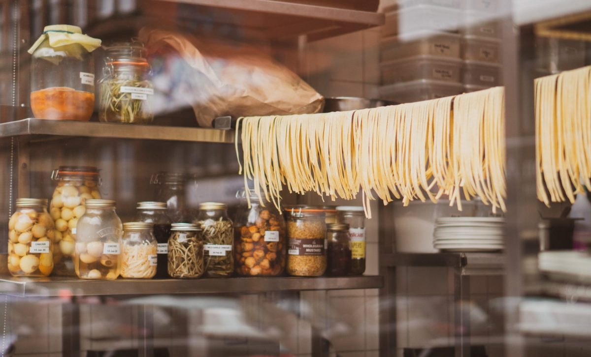 Ambachtelijke pastakeuken met gedroogde pasta en ingrediënten, passend bij de workshop &