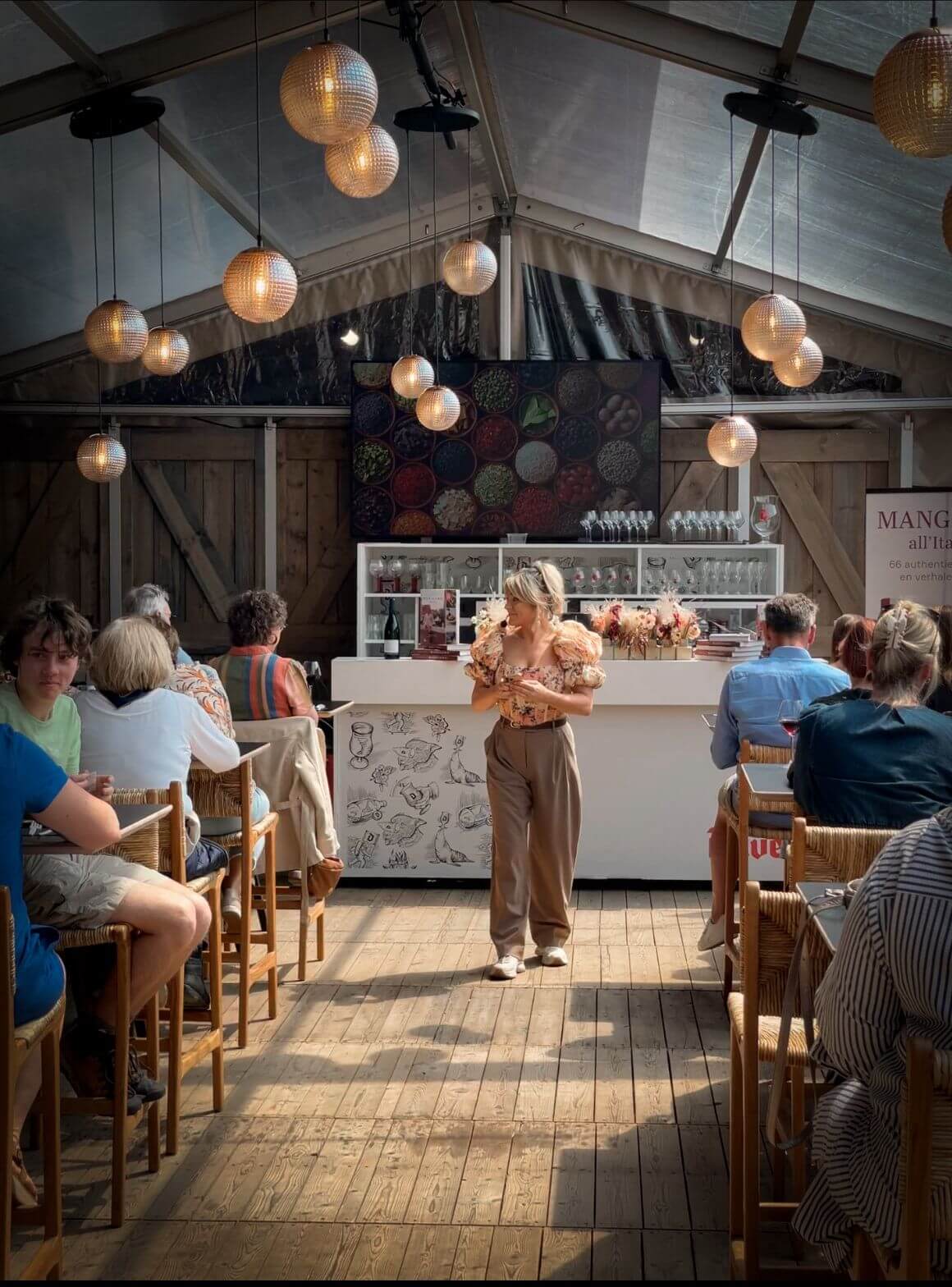 Sarah Puozzo tijdens een Smaaktheater