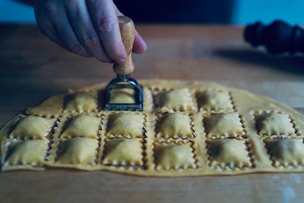 Sarah Puozzo die toont hoe je pasta maakt