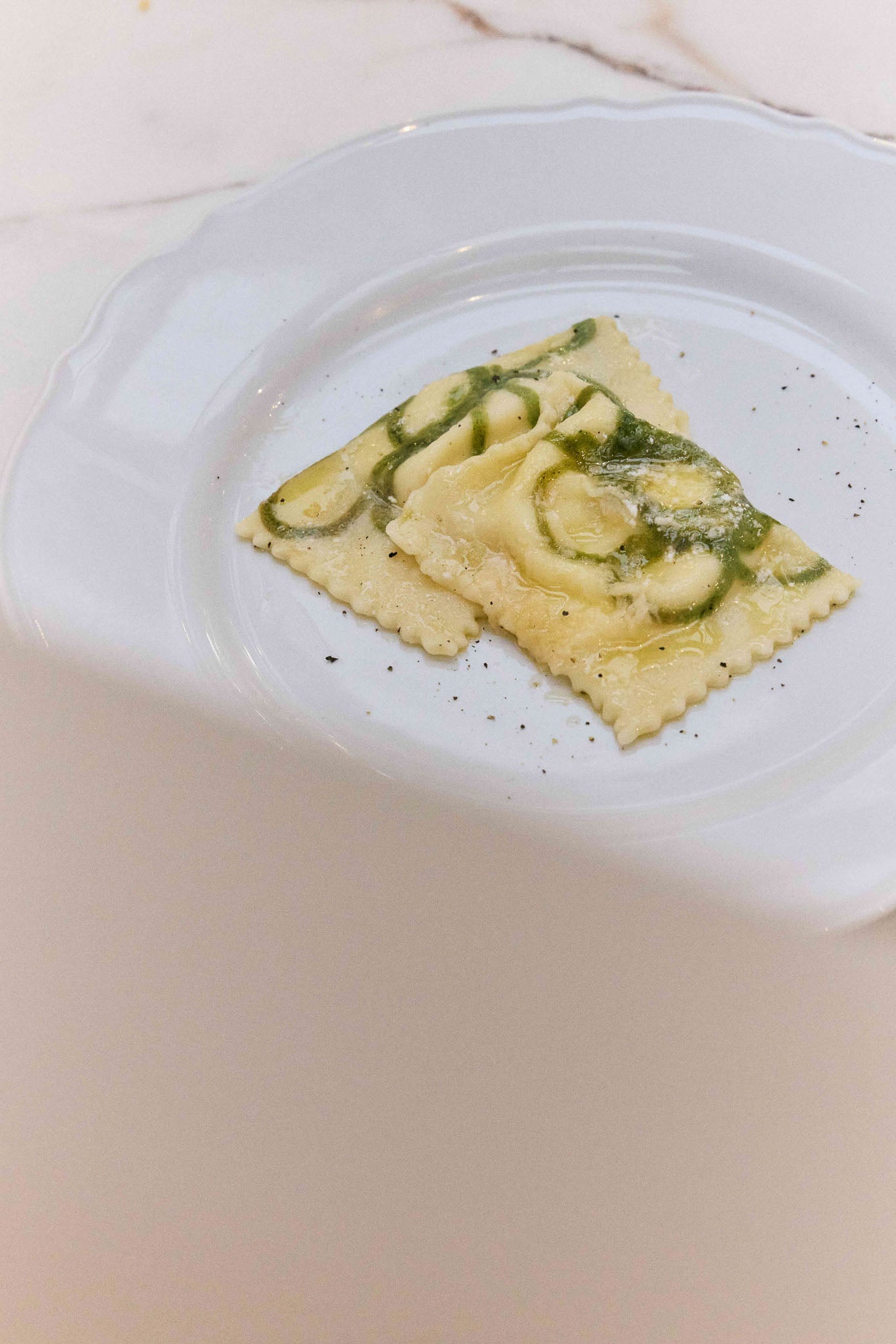 Ravioli met twee kleuren op een bord