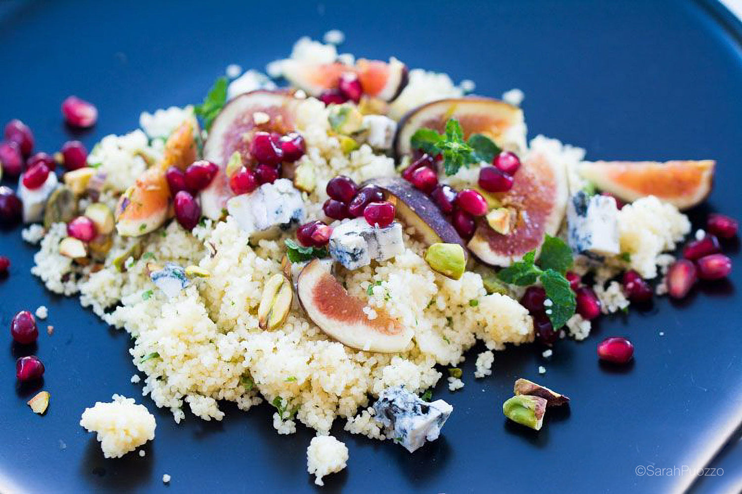 Couscoussalade met vijgen, granaatappelpitjes en gorgonzola