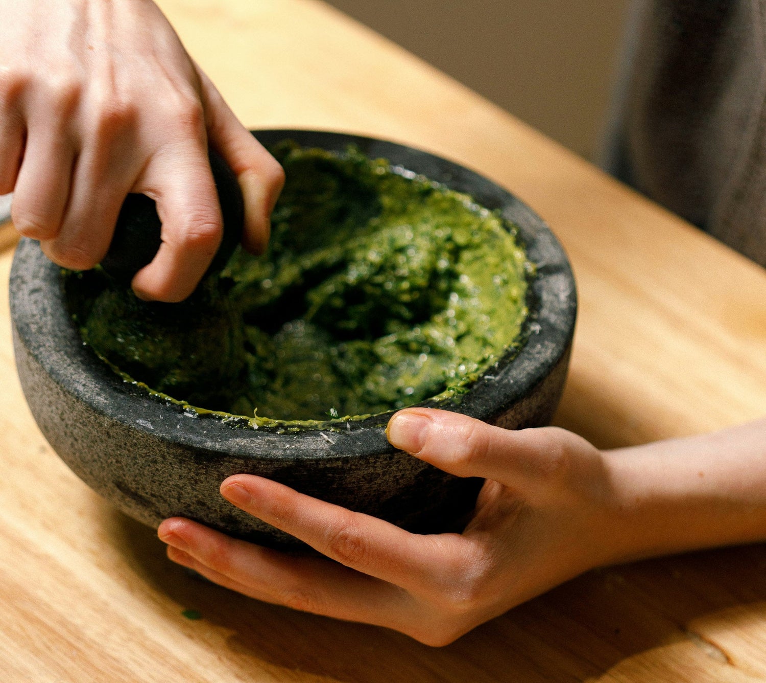 Pesto die in een vijzel wordt gemaakt