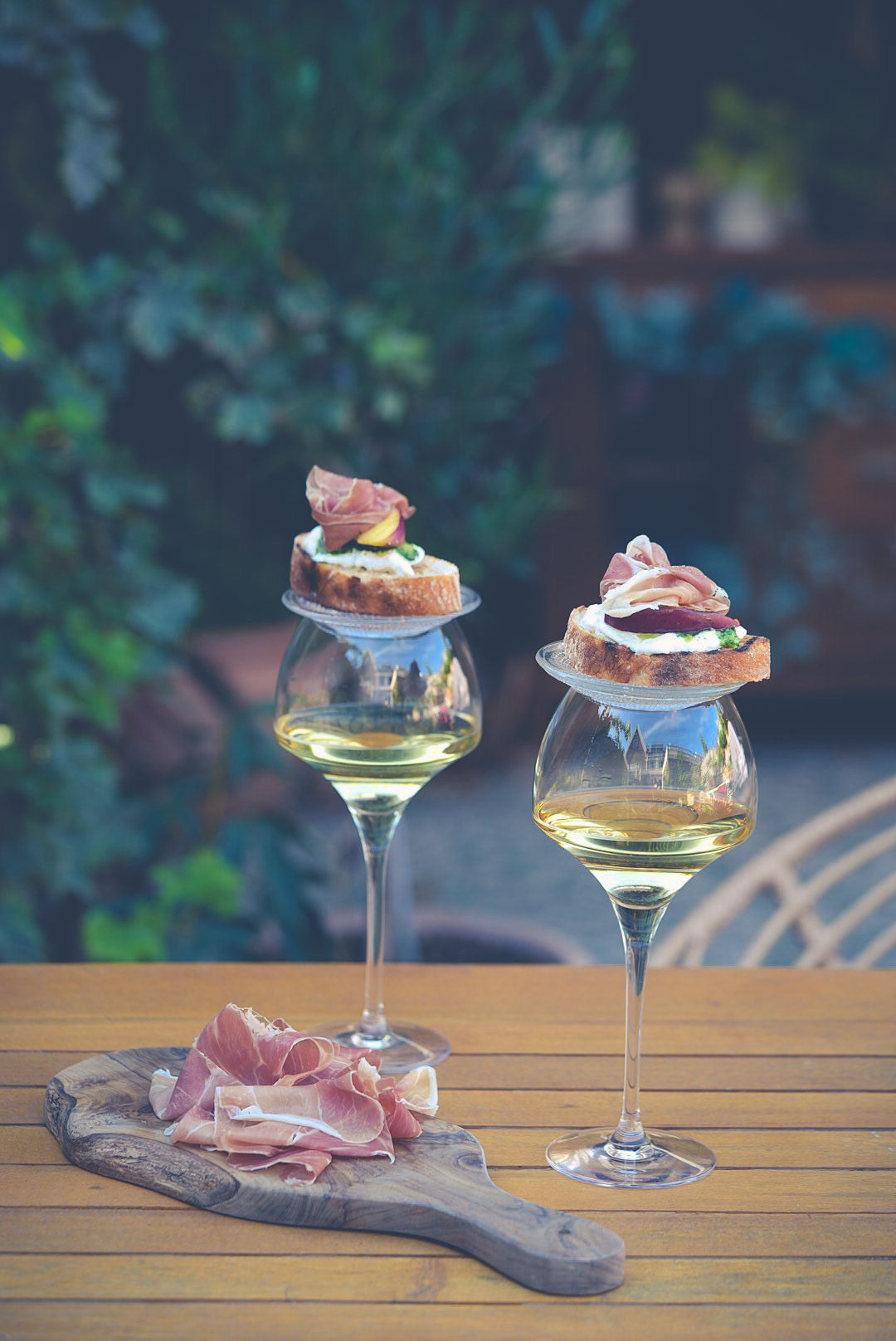 Glazen wijn met een hapje erbovenop