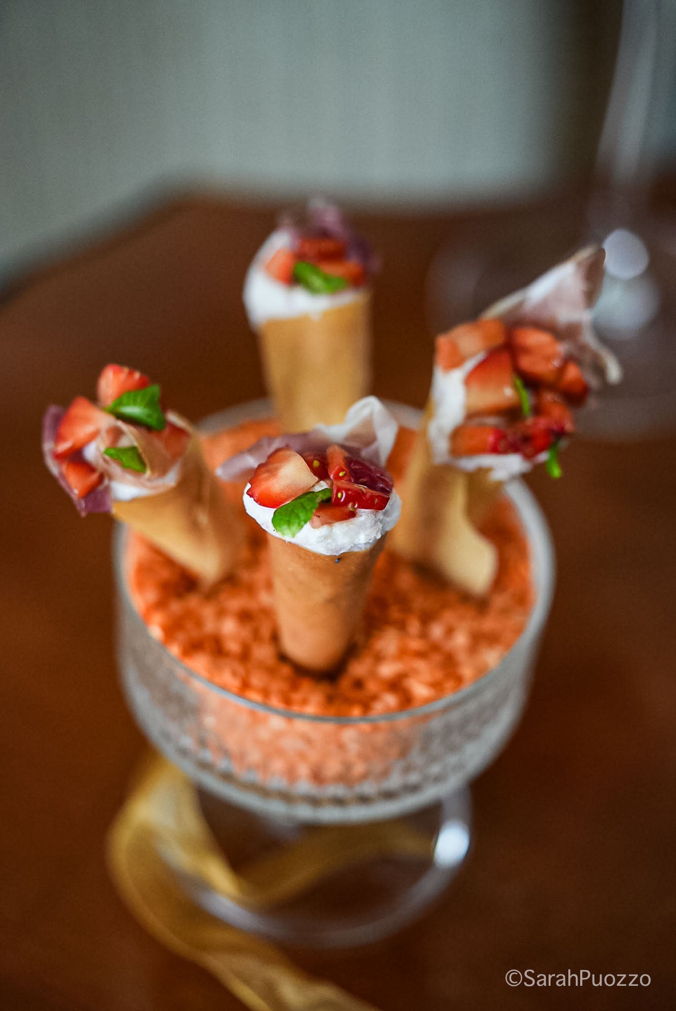 Hoorntje met Parmaham, ricotta en aarbeien