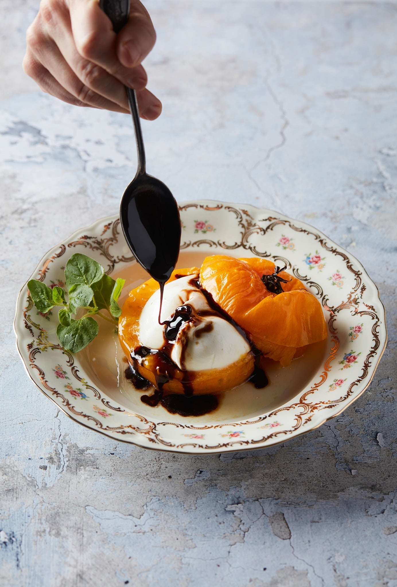 Gegrilde tomaat met burrata erin