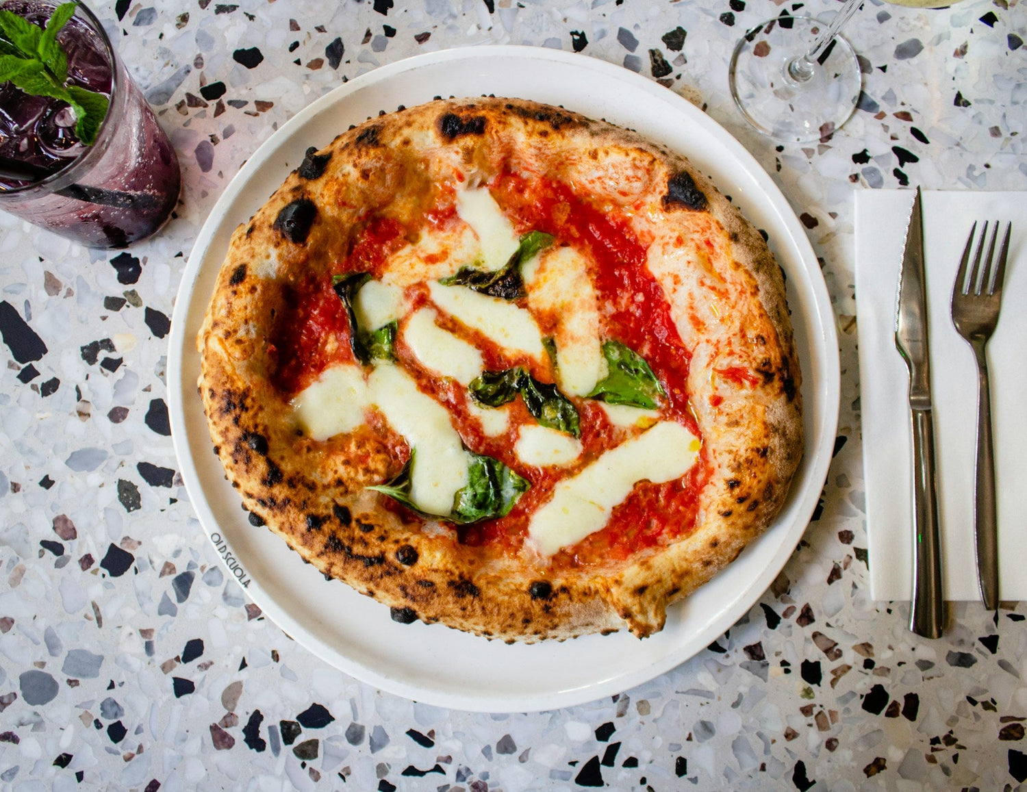 Pizza met smeltende mozzarella