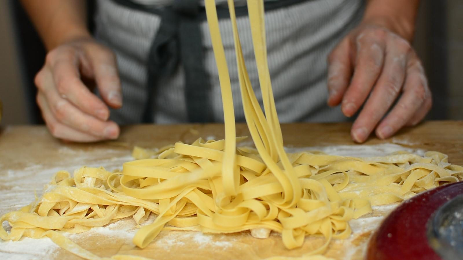 Sarah Puozzo die glutenvrij tagliatelle maakt