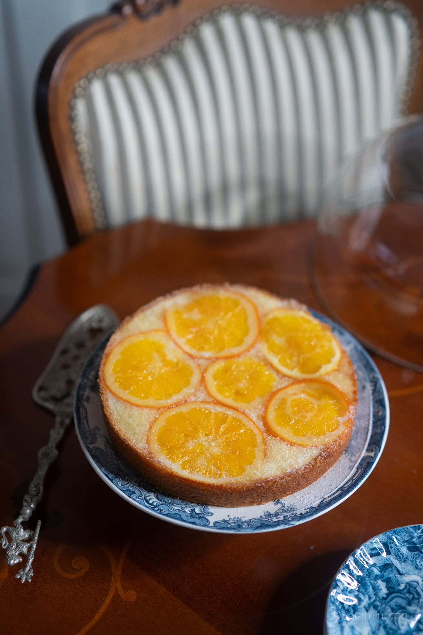 Siciliaanse sinaasappelcake op een bord geserveerd aan een mooie tafel