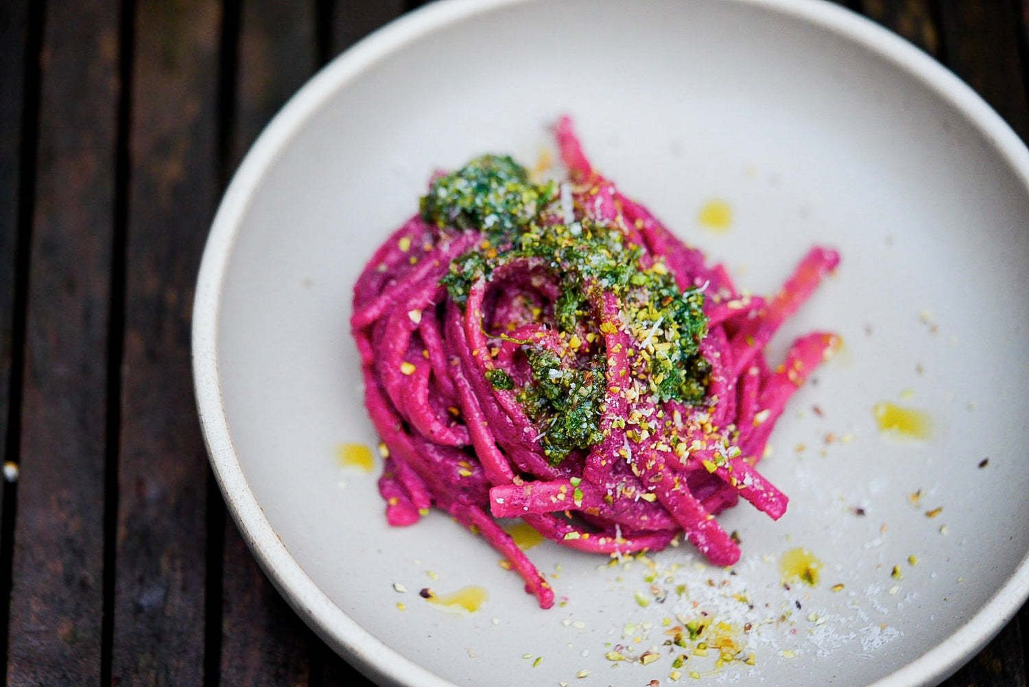 Bord met linguine pasta, bieten en pesto