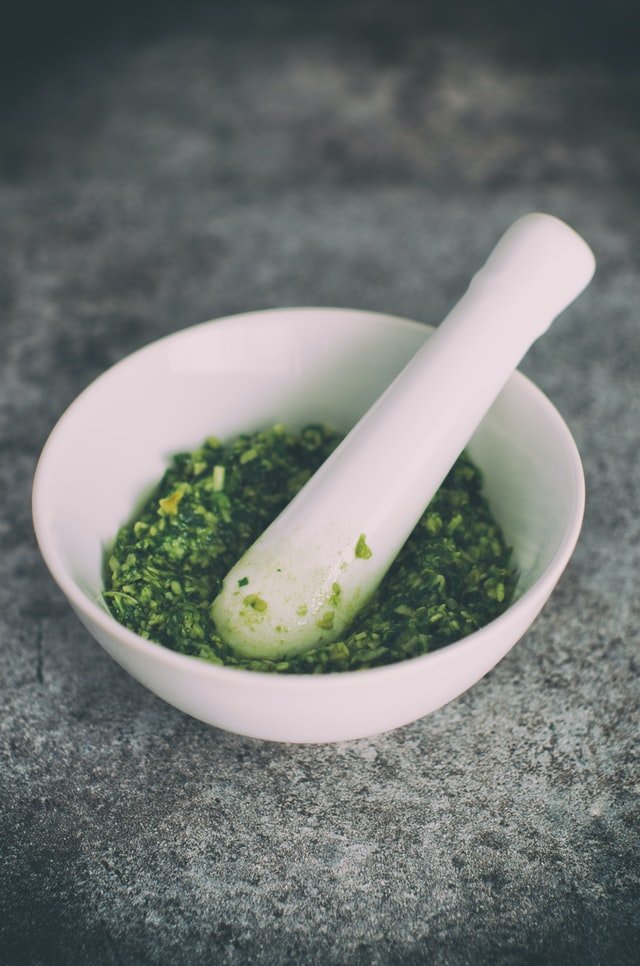 Pistache pesto in een vijzel