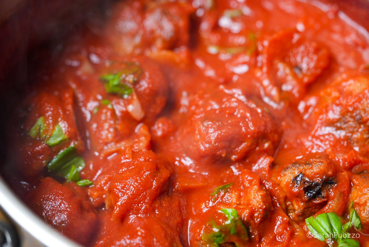 Pan met gehaktballen in tomatensaus