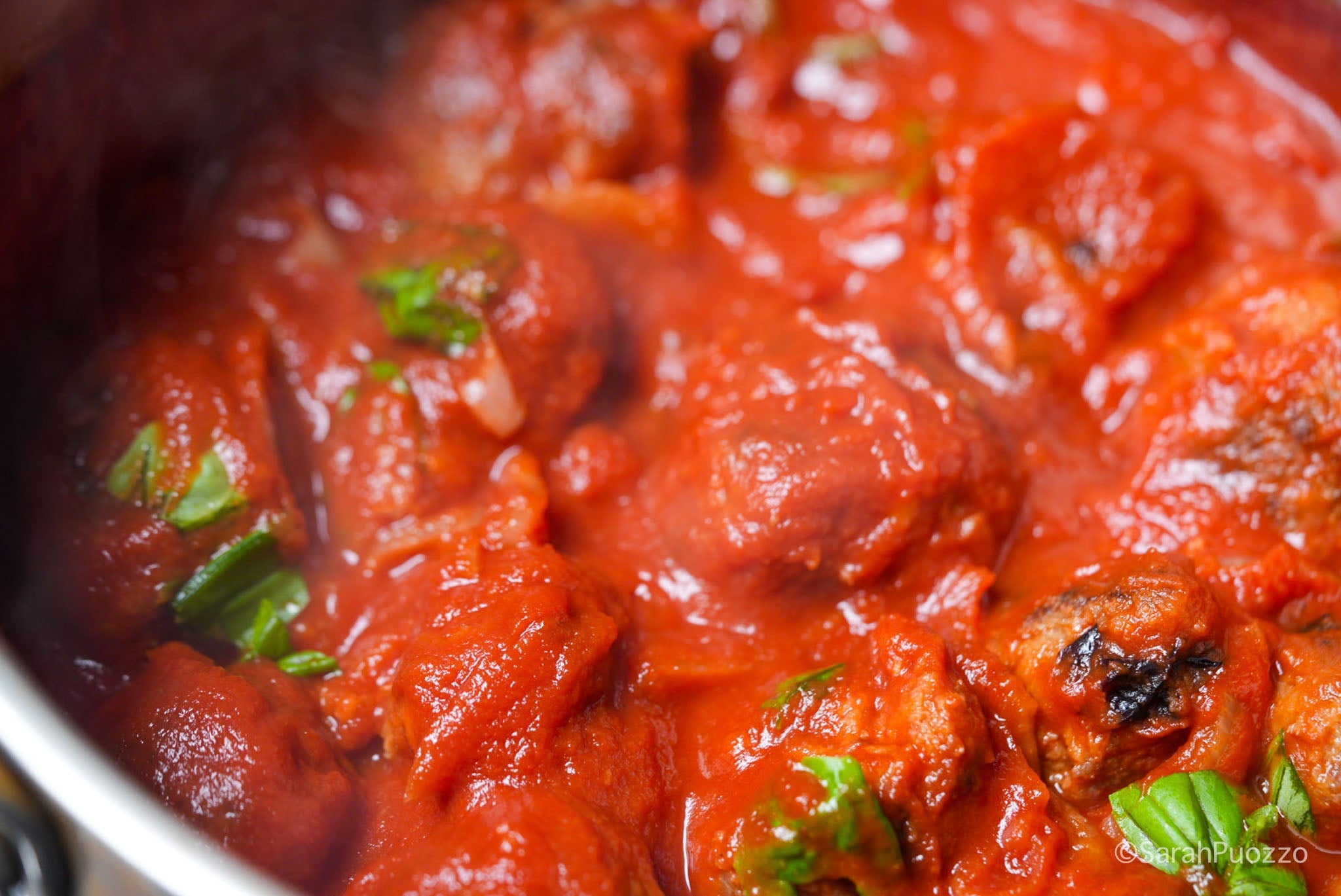 Pan met gehaktballen in tomatensaus