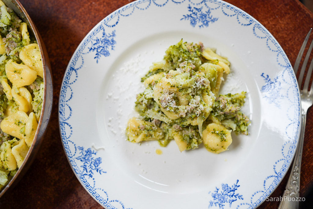 Bord met orecchiette, broccoli en verse worst