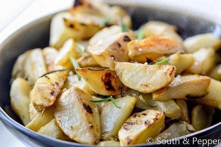 aardperen die uit de oven komen en op een bord liggen met rozemarijn