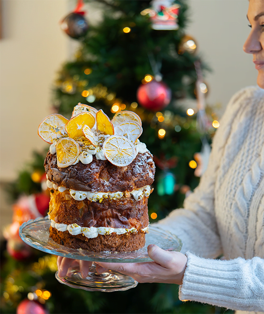Panettone gevuld met mascarponecreme, ook op de top met daarop sinaasappelschijfjes
