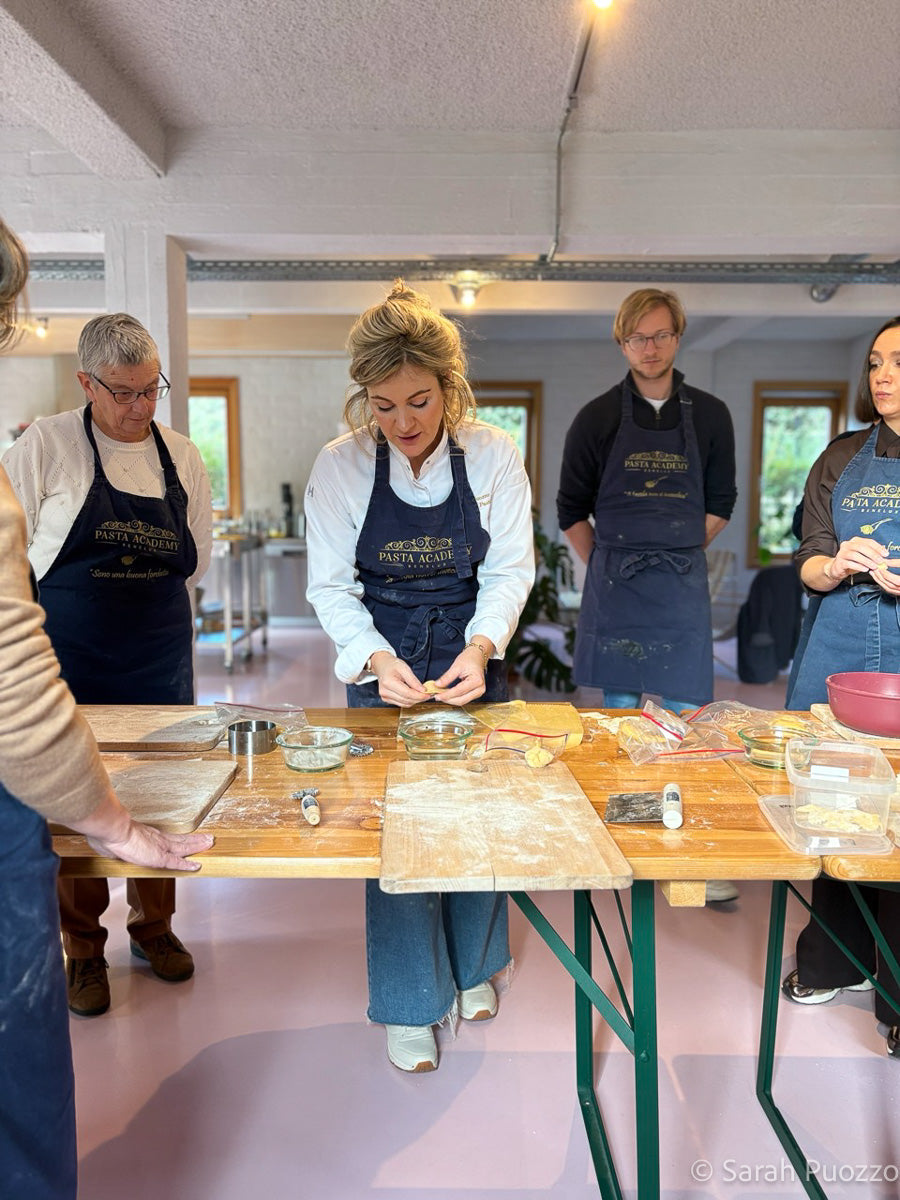 Sarah Puozzo demonstreert authentieke Italiaanse pasta technieken tijdens workshop