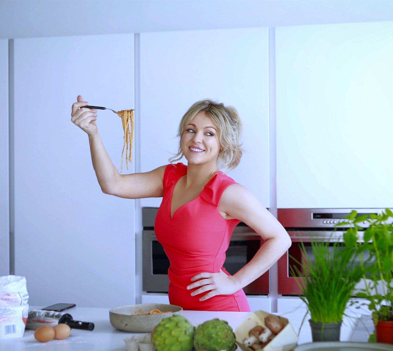 Sarah Puozzo die pasta op een vork toont