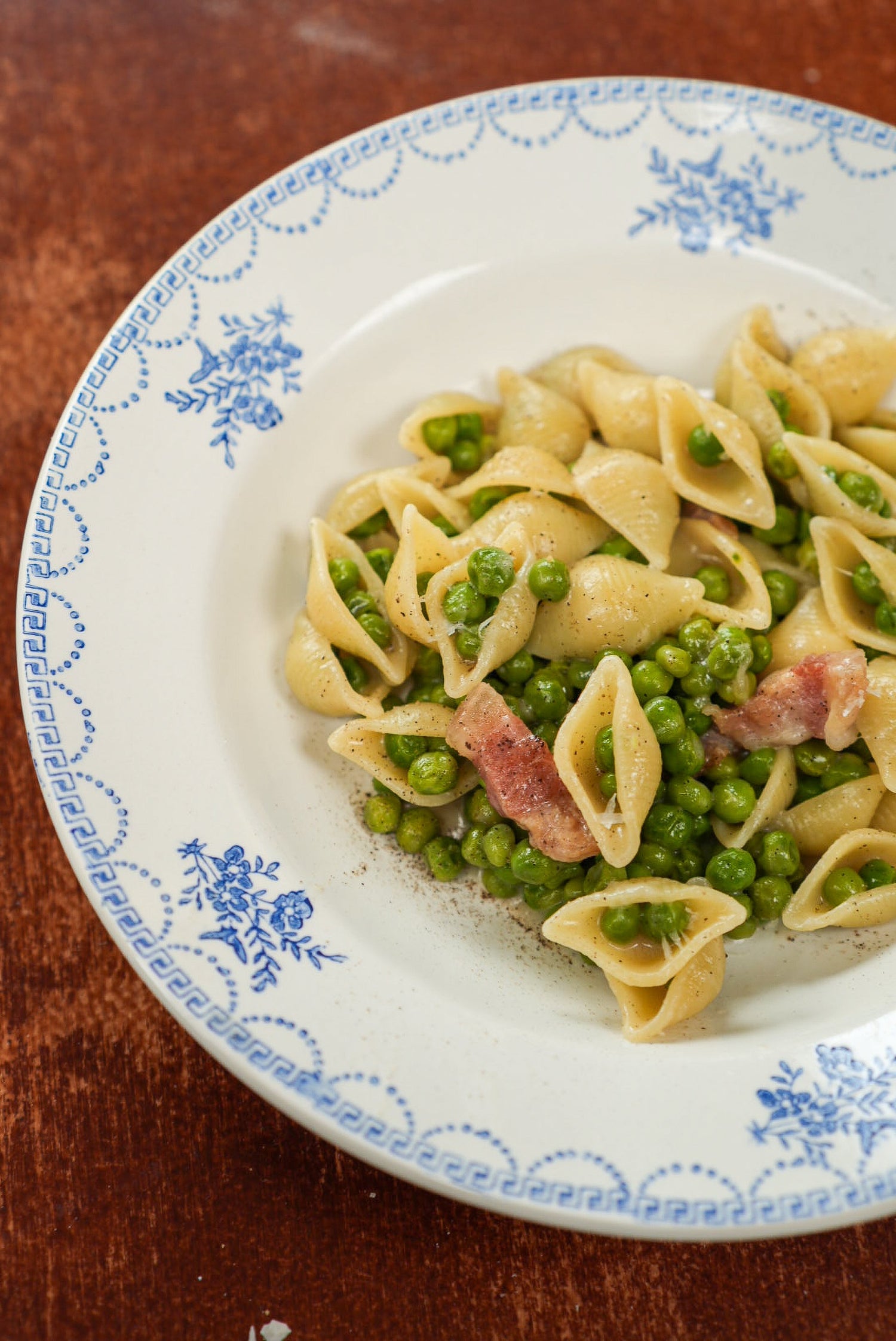 Pastaschelpen met guanciale en doperwten