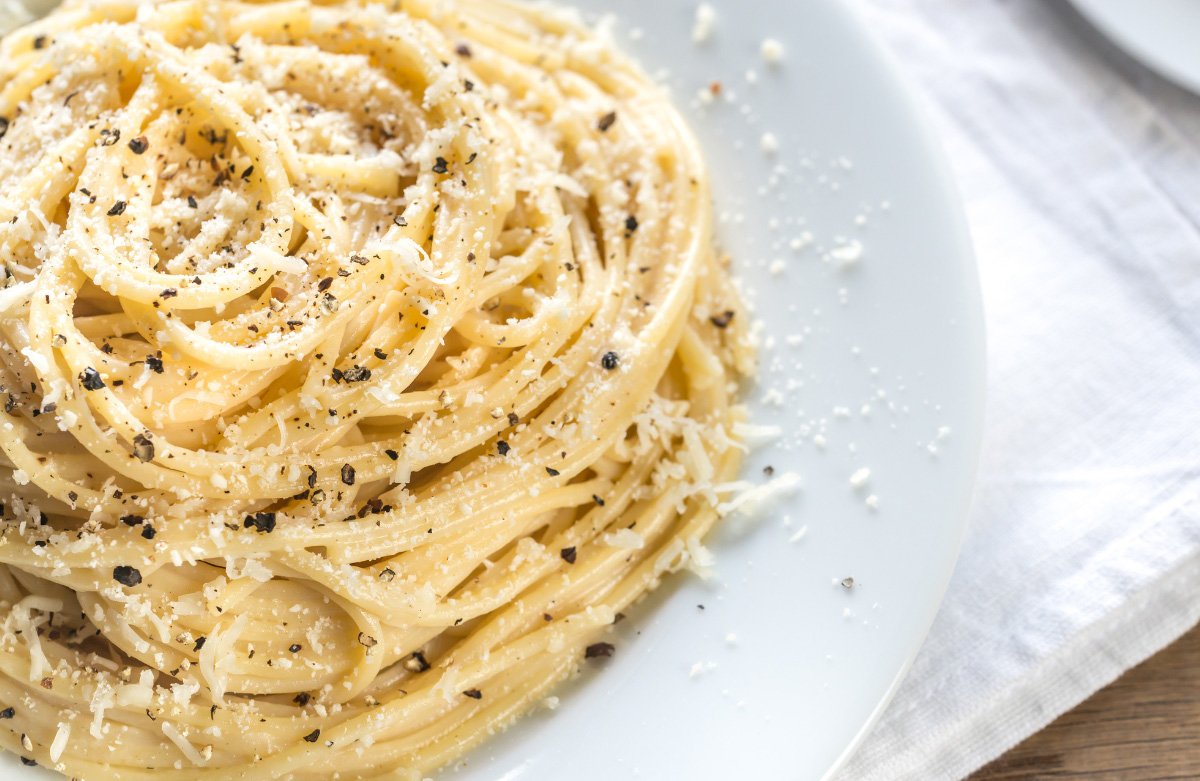 pasta cacio e pepe op een bord