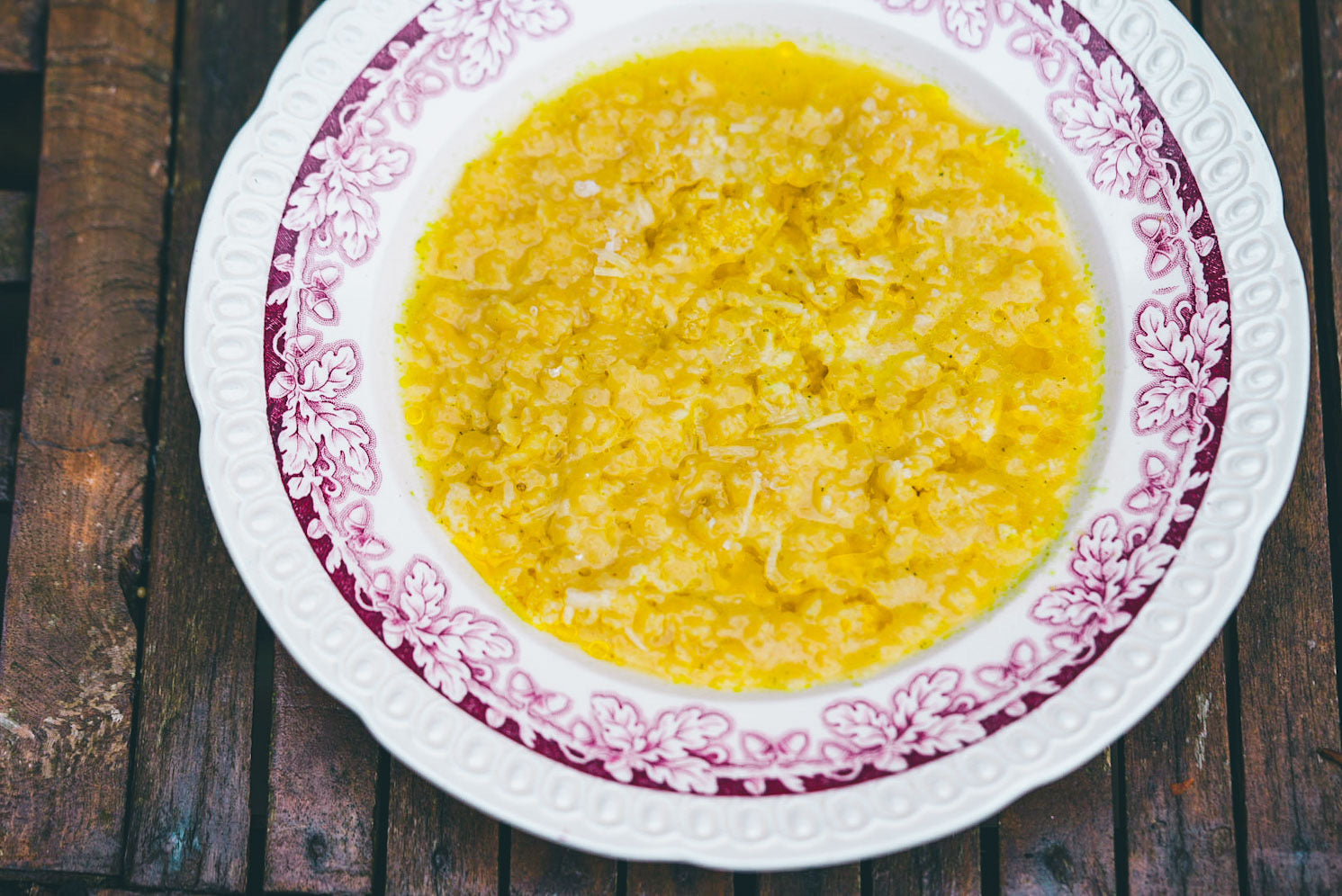 Bord met pastina, kaas en olijfolie