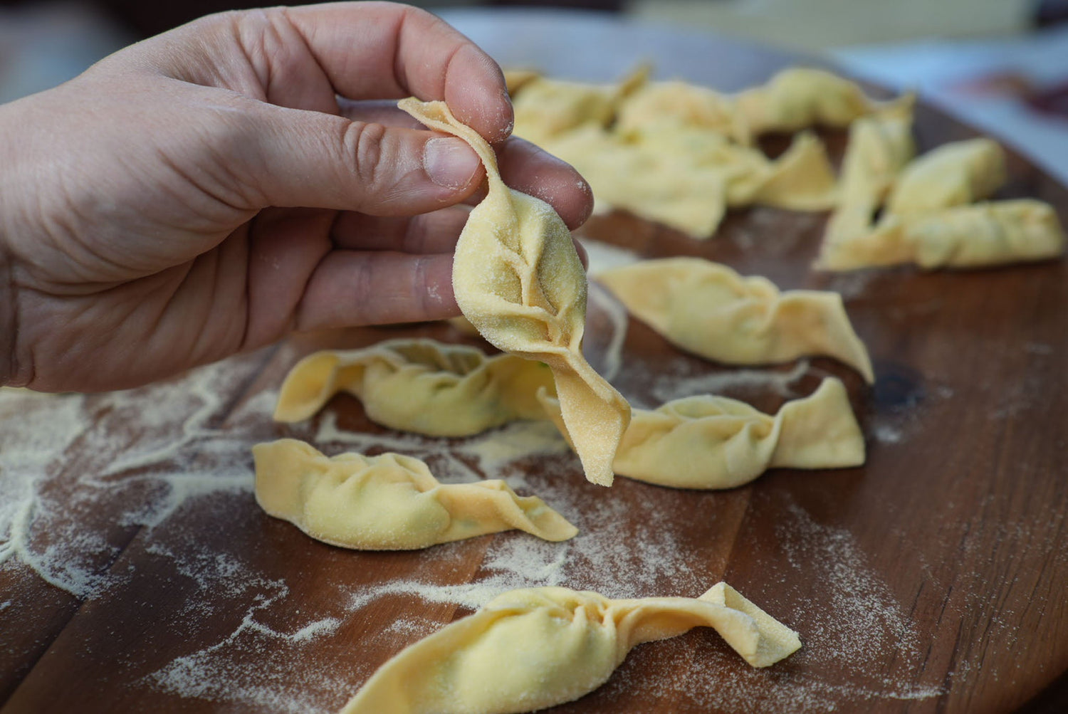 tortelli con la coda die vastgehouden wordt 