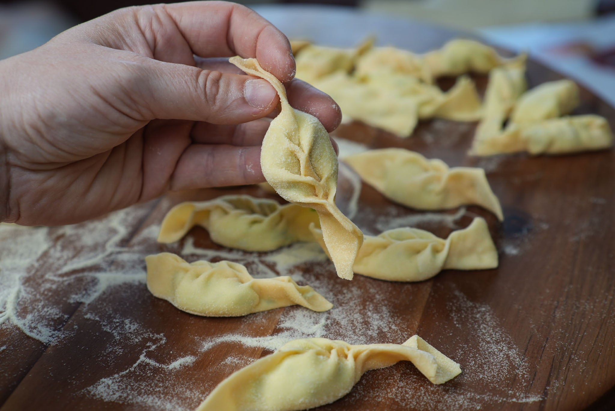 tortelli con la coda die vastgehouden wordt 