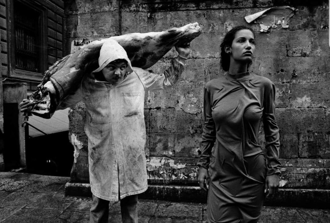 Zwart wit beeld van een slager een een vrouw ernaast