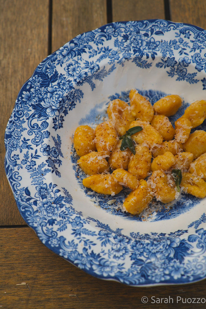 Gnocchi met pompoen op een bord