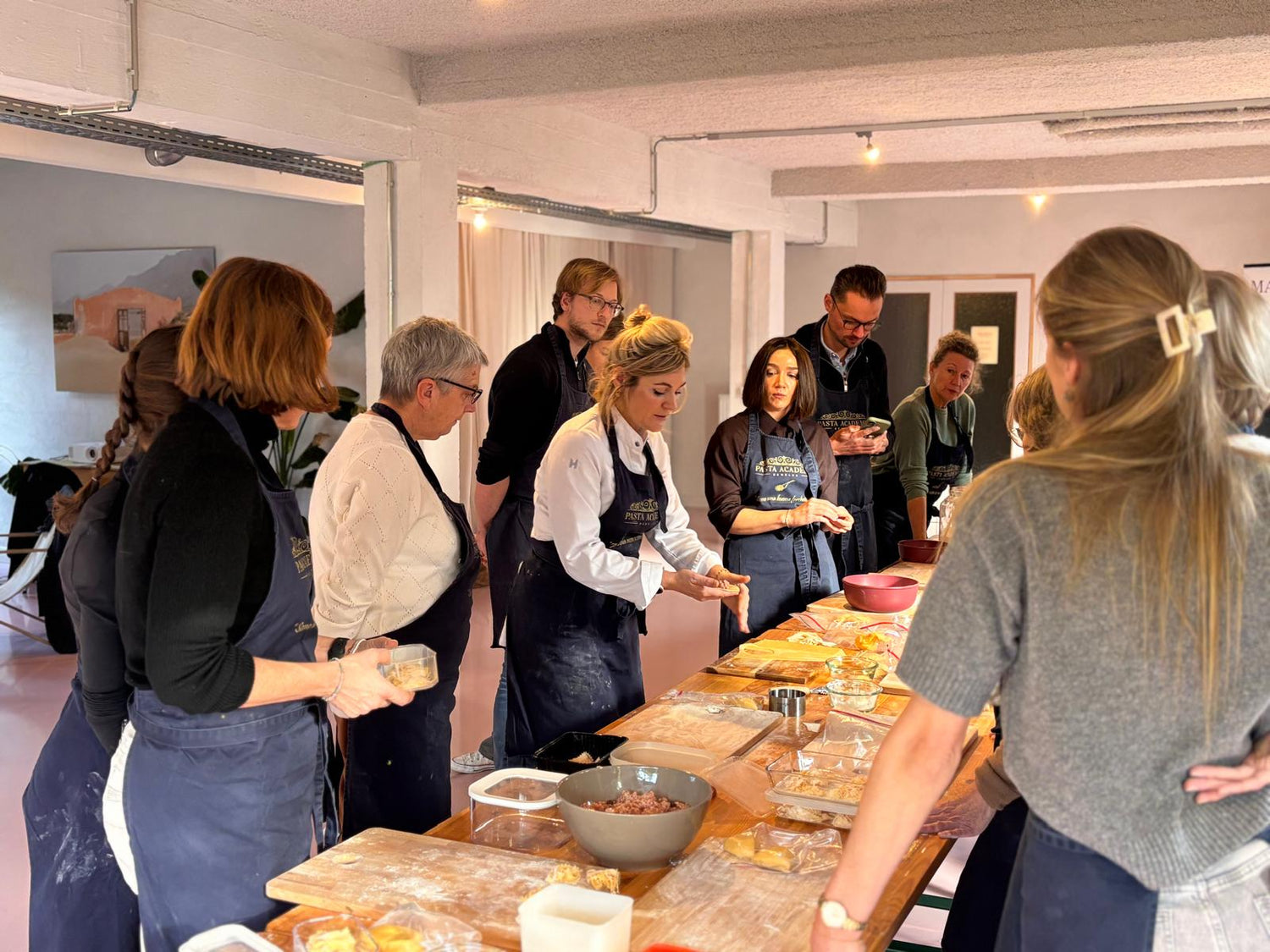 Sarah Puozzo die uitlegt aan een groep mensen hoe je pasta maakt. 