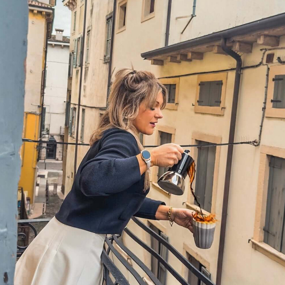 Sarah Puozzo die koffie uitschenkt