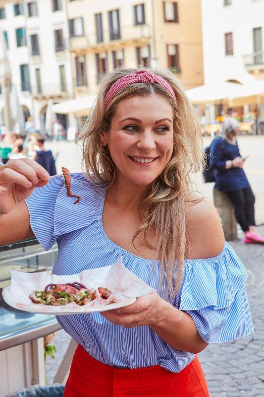 Sarah Puozzo die streetfood eet