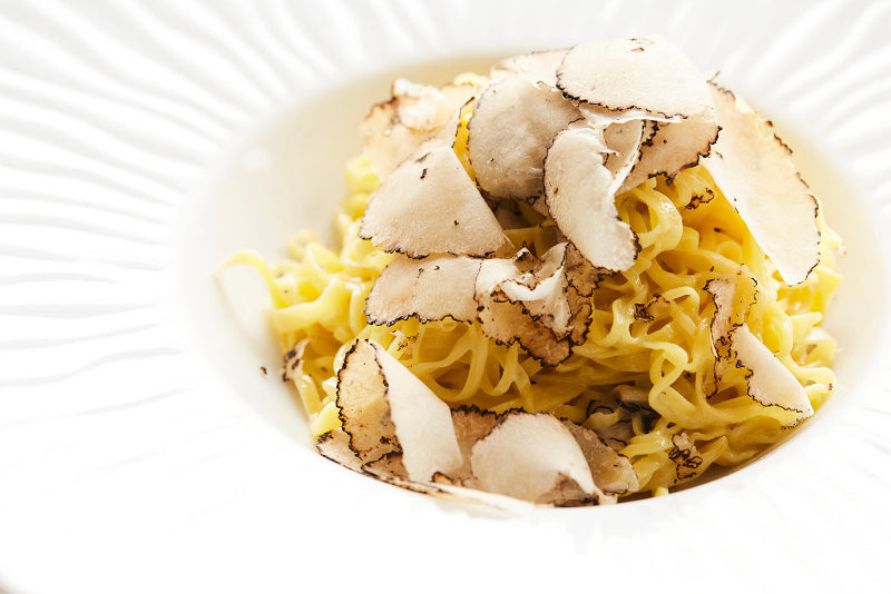 Pasta op een bord met truffel 