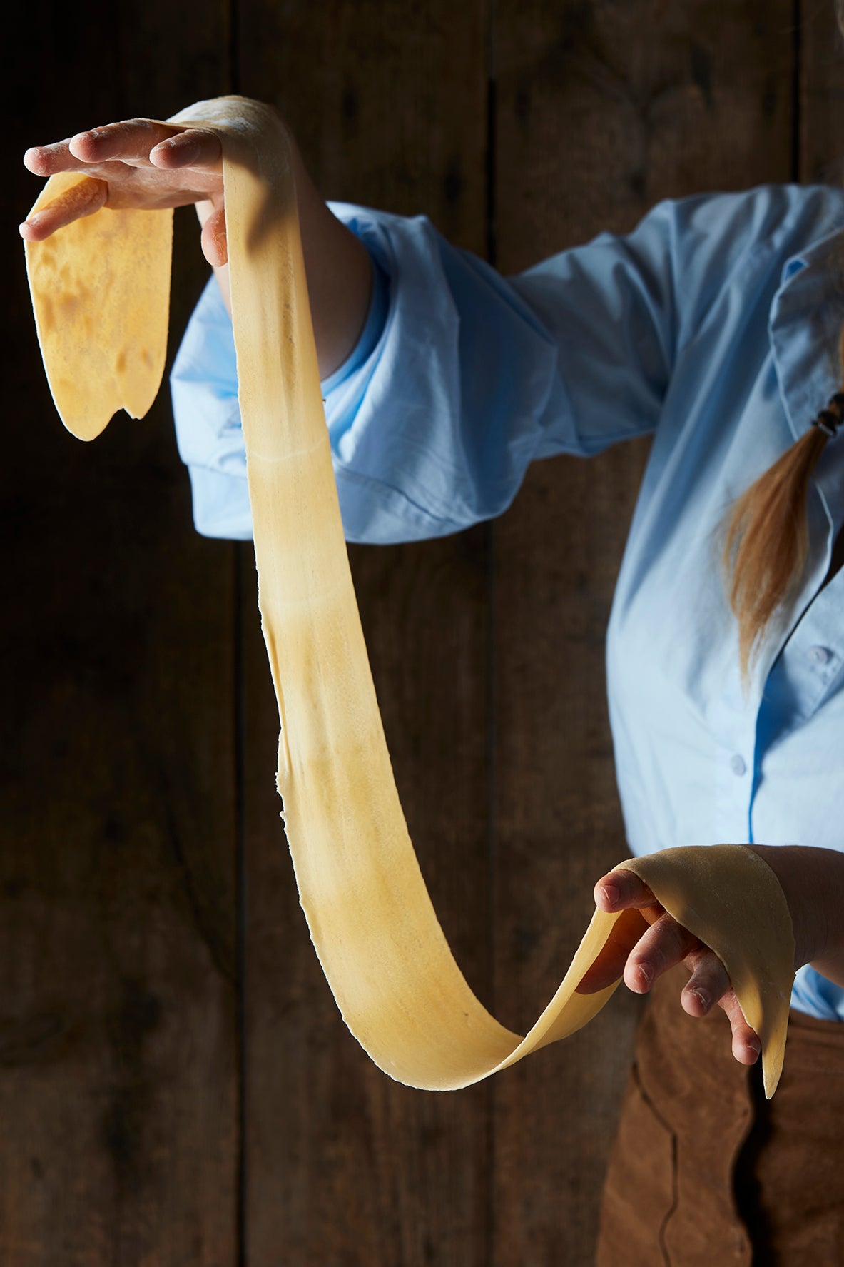 Vrouw die pastavel vasthoudt