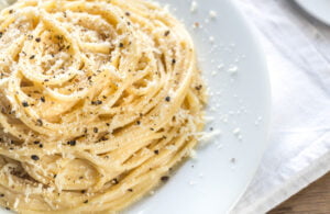 Spaghetti cacio e pepe op een bord