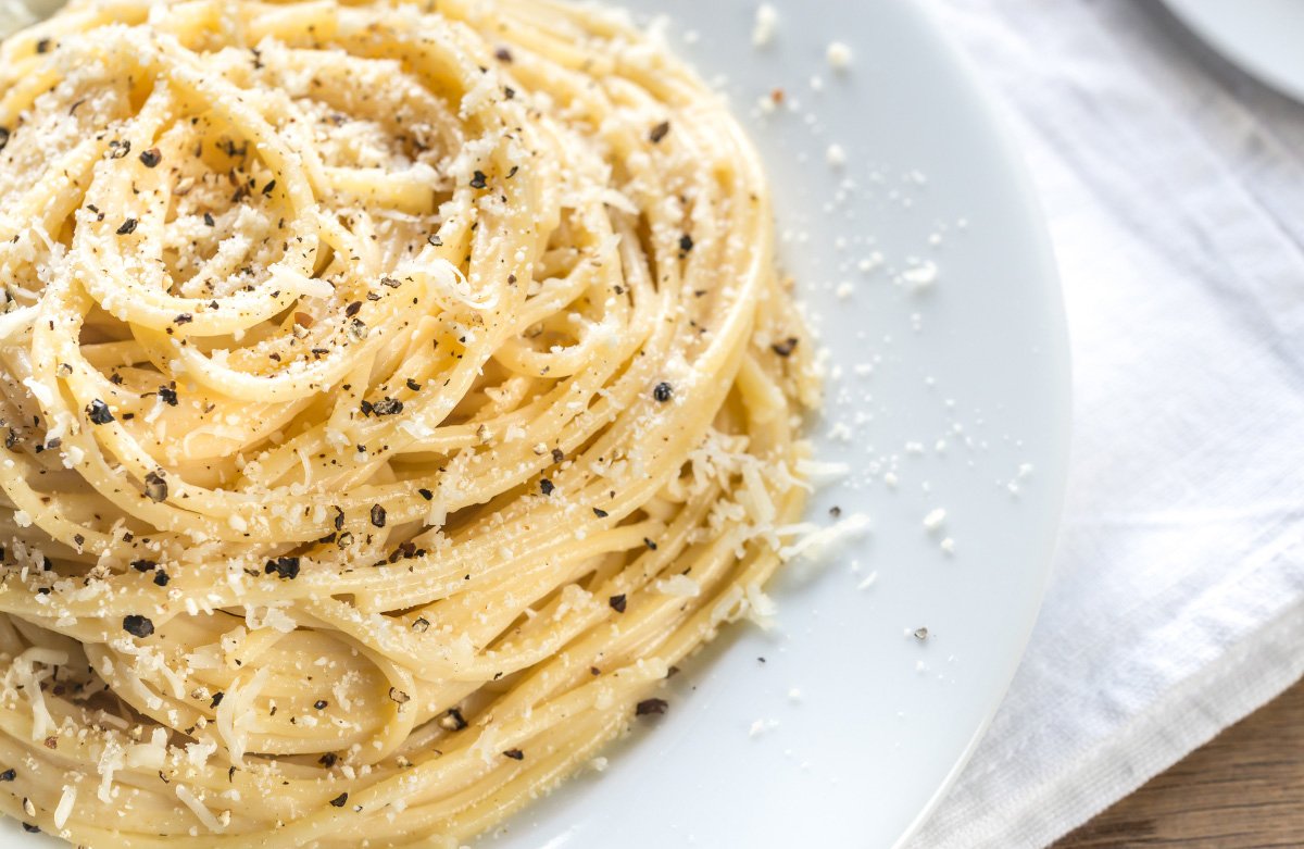 Spaghetti cacio e pepe op een bord